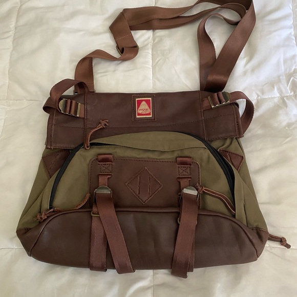 Jansport Skip Yowell ESTES PARK Messenger Bag Green Canvas Leather Trim Bag RARE - Picture 1 of 7